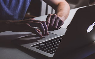 王俊凯被曝与经纪人不正当关系曝光，亲密照成焦点，更多黑料揭露