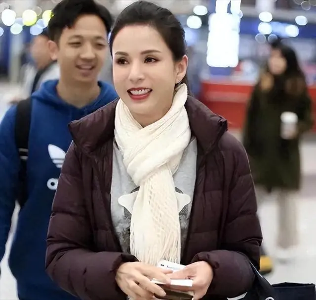 被老头“白嫖”10年，还倒贴上亿，59岁不婚不育的李若彤，后悔吗